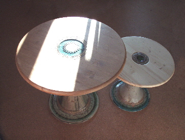 Tische mit einfachen Holzplatten